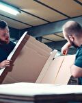 Medewerkers kartonnen verpakking aan het opmeten.
